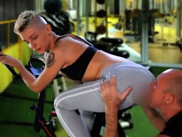 tiefer Analsex mit Cumshot in einem öffentlichen Fitnessstudio