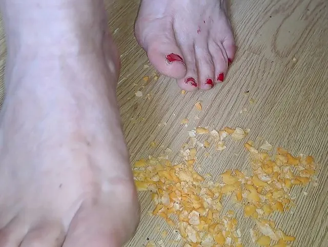 Crushing Milf Feets