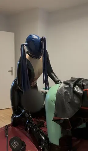 Gehorsam glänzt in Latex: Miss Lea-Love hat Spaß mit Latexsissy