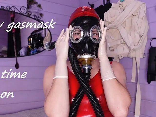 Latex-Gasmaskenhaube, erste Anprobe