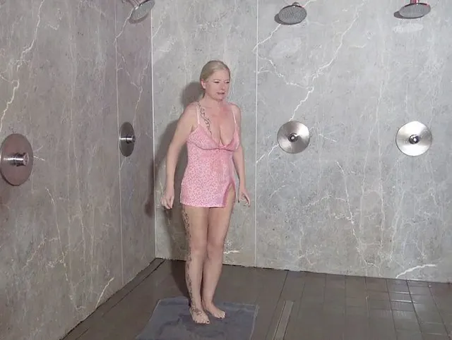 Und die nächsten 3 Männer die mir in einem Swingerclub ins Maul pissen!
