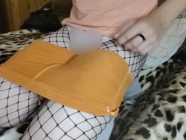 sissy in sexy Strümpfen wichst ihren kleinen Schwanz und spritzt auf Ihre Füße
