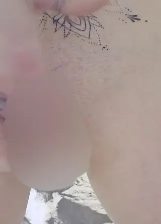 „Piercings glänzen, rasiert und die Finger tief am geschwollenen Kitzler… ?“