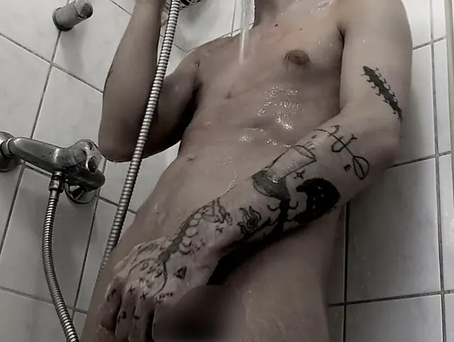 Tätowierter Emo-Boy braucht jemanden zum Duschen