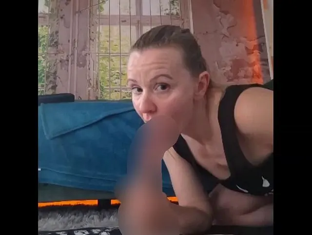 Zuerst blase ich den Dildo und dann musste ich mich doch noch einfach draufsetzen