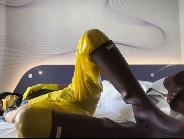 Richtig geil in gelber Latex Hose gefingert