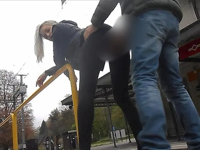 Am Bahnhof öffentlich rücksichtslos gefickt und geblasen