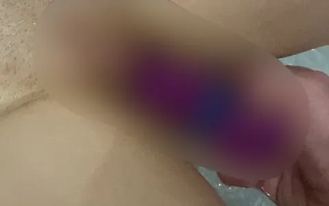 In der Badewanne mit dem Dildo gespielt