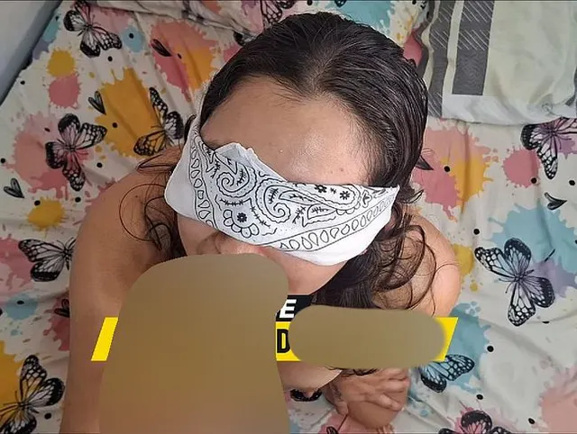 einen Schwanz lutschen mit geschlossenen Augen