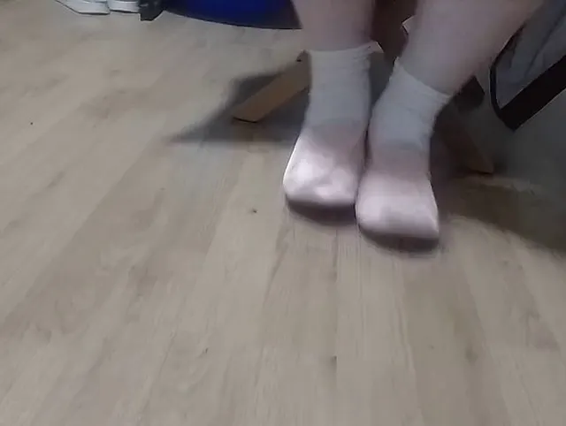 Meine ersten Gymnastikschläppchen mit weißen Socken