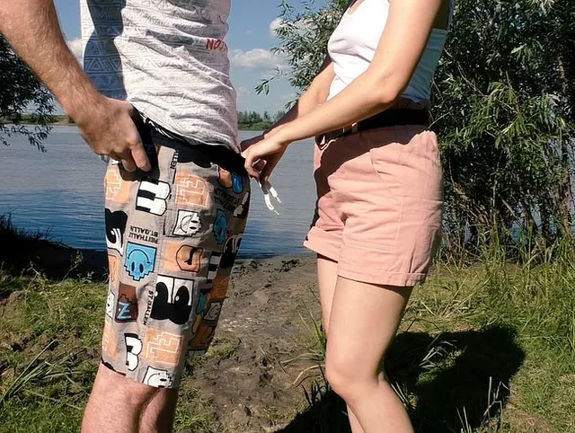 Schlampiger Blowjob auf der Natur in der Nähe des Sees