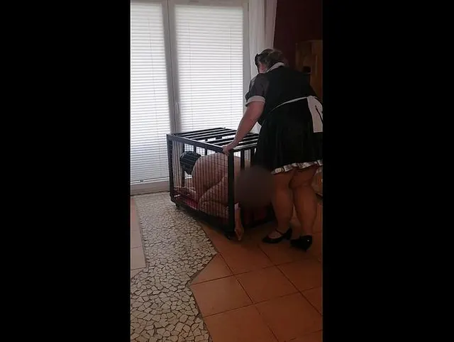 Das Hausmädchen spielt mit dem Sklaven