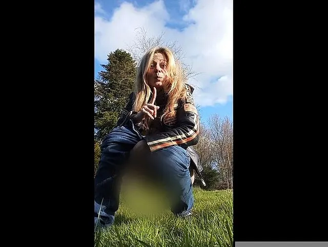 Pissen in der Natur Lederjacke Pups