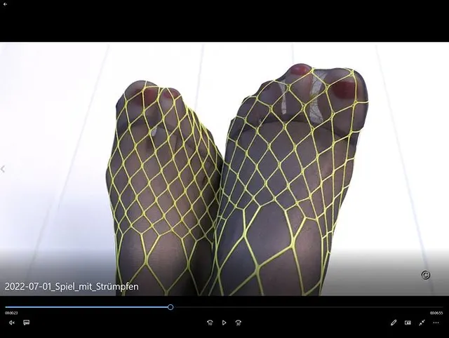 Spielen mit Nylons - halterlose mit Netzstrümpfen drüber