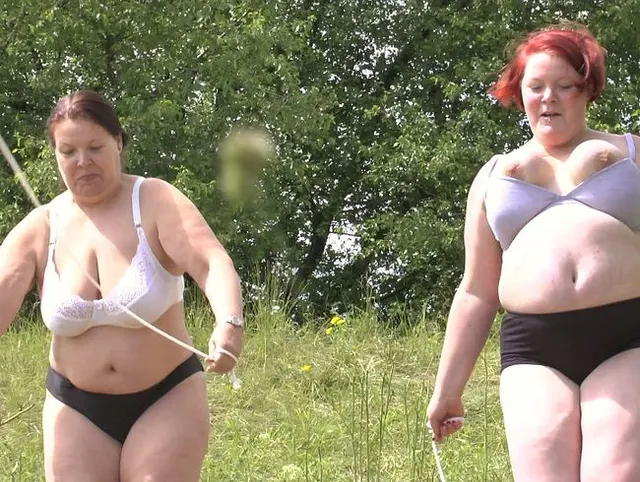 Dicke Frauen machen Strip beim Seilspringen