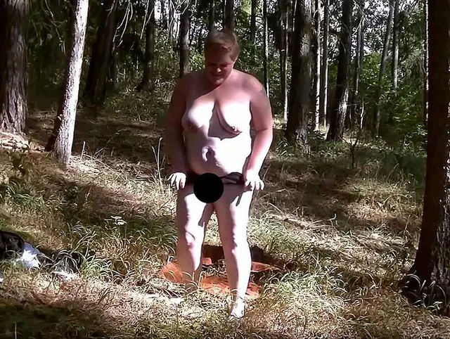 Im Doggystellung gepisst, beide Locher gefingert und von hinten gefickt und Po versohlt