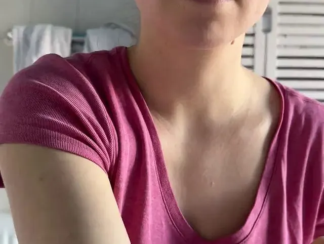 Dicker Arsch und dicke Titten unter der Dusche verwöhnt