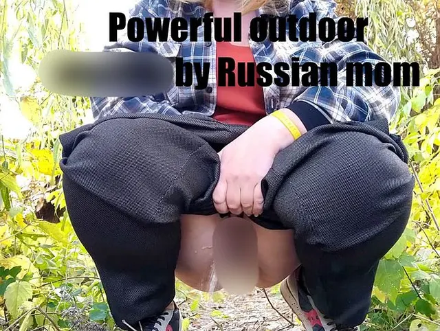 Mächtiges Outdoor-Pissen von russischer Mama