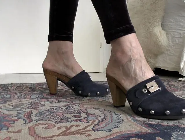 Blaue Holzpantoffeln, Sabots, Lady Victoria Valente