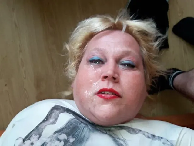 Spitting Throatmaul - tief in den Hals gebumst