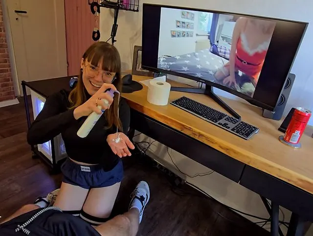Freundin bietet Handjob zum Porno !!