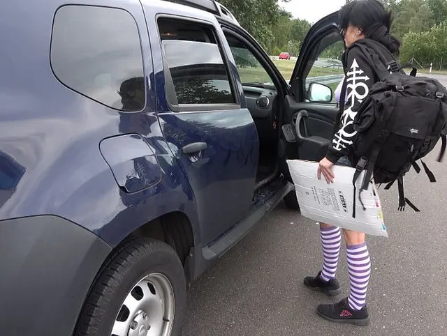 Daumen Raus - Schwanz Rein per Anhalter nach Berlin !!! Creampie Public
