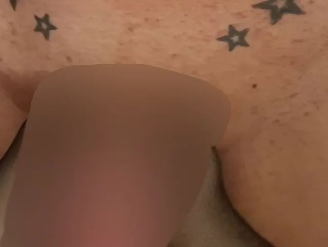 Ich bekomme einen geilen Footjob von meiner Frau bis ich abspritze