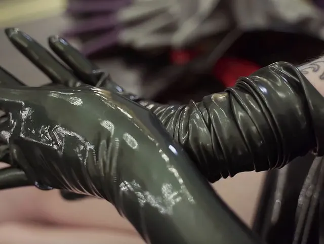 Passend zu dunkelgrünen Latexhandschuhen ASMR