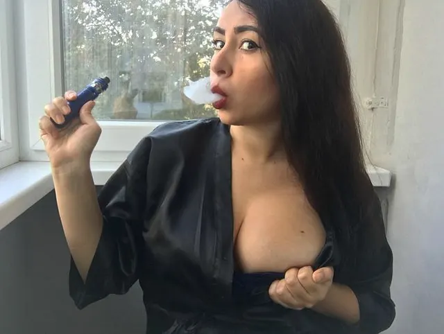 Schöne kurvige Milf raucht auf dem Balkon und masturbiert haarige nasse Muschi!