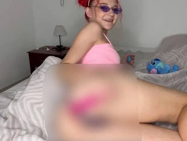 Doppelte Penetration von einer heißen Blondine mit ihren Spielzeugen und lautem Stöhnen
