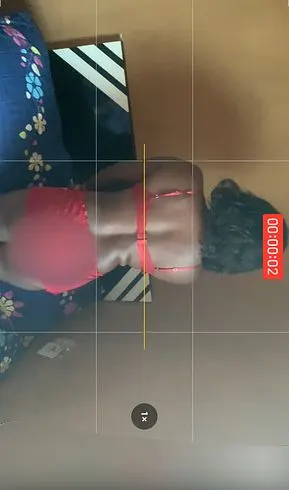 Eine sehr sexy und verführerische schwarze Herrin mit einem tollen Körper