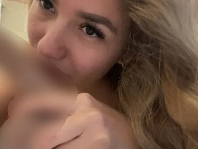 Heiße Latina masturbiert im Badezimmer2