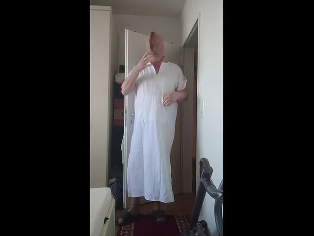 Carmen Nylonjunge im weißen Kaftan und Strumpfhose