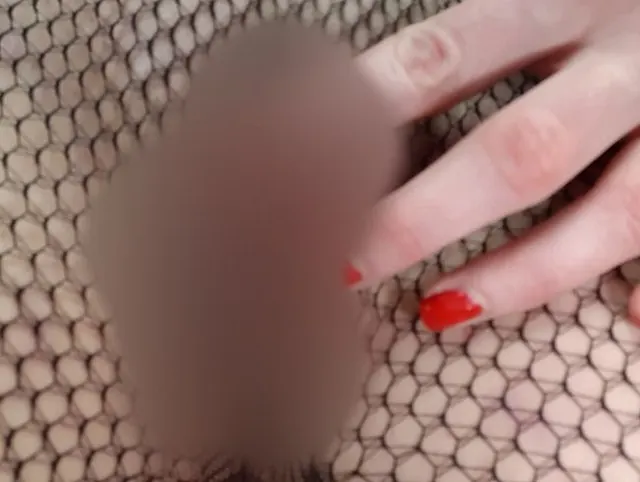 Kitzler reiben in der Fishnet Strumpfhose