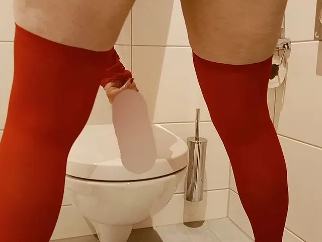 Ficksau in einem roten Schlampenoutfit fickt die Toilettenschüssel!! SEHR HOT!!!