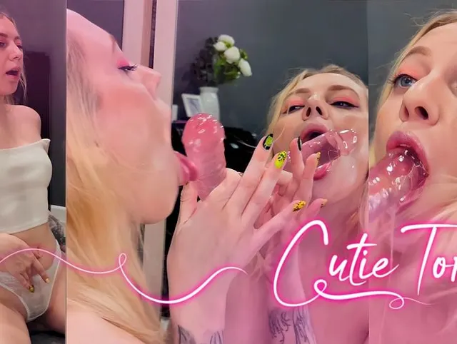 Blondine lutscht großen Dildo tief vor dem Spiegel, viel Sabber, Ahegao, Deepthroat