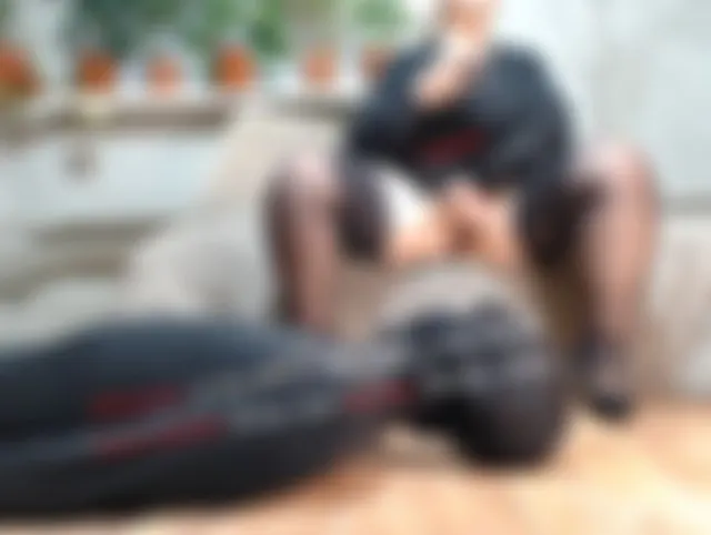 Herrin unterhält Dienerin mit schmutzigen Analkugeln aus ihrer Muschi (russischer Dirty Talk)