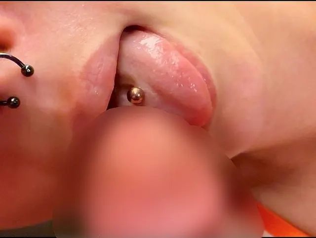 Extremer CLOSEUP! Ich LUTSCHE seinen SCHWANZ bis er mir den MUND BESAMT!!