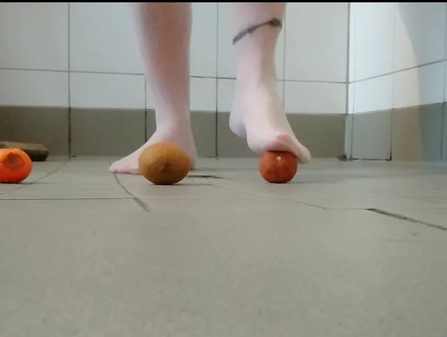 Fußspiel in Strumpfhose mit Obst