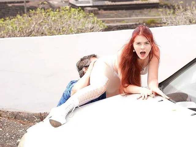 Blowjob und Muschilecken auf dem Parkplatz