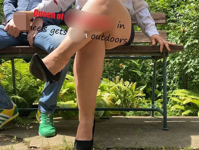 Königin der Selbstbefriedigung in High Heels bekommt Sperma im Freien