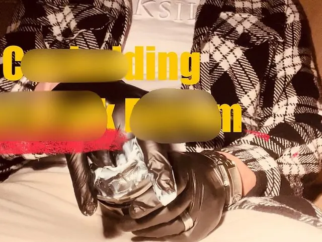 Dominanter Bull fingert deine Freundin zum Höhepunkt