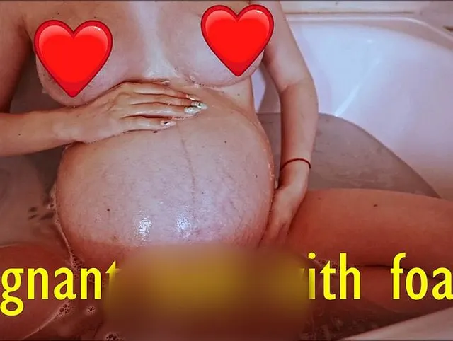 Schwanger mit riesigem Bauch und Brüsten hat Badezeit!