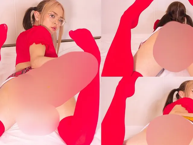 Schulmädchen Antonella spielt mit ihrer Muschi, um einen gehorsamen Orgasmus zu haben