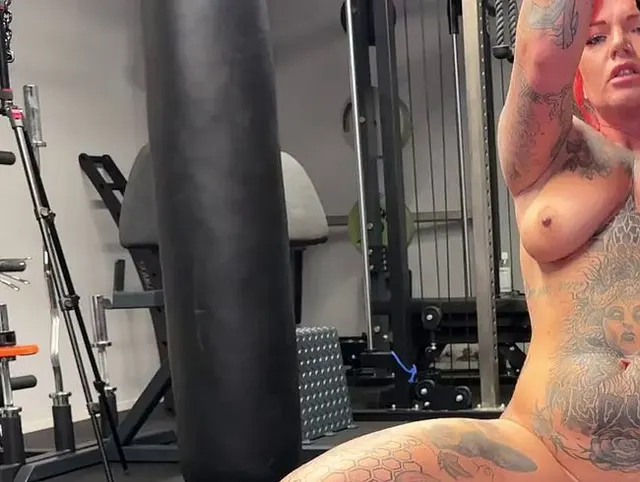 Analer Dildo-Ritt im Homegym