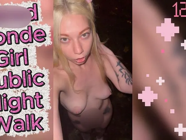 Nacktes blondes Mädchen bei Nachtspaziergang in der Öffentlichkeit