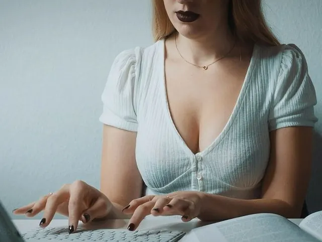 Studentin bekommt heftige Spermaladung vom Mitbewohner in ihren Mund - clothedpleasures (ohne Ton)