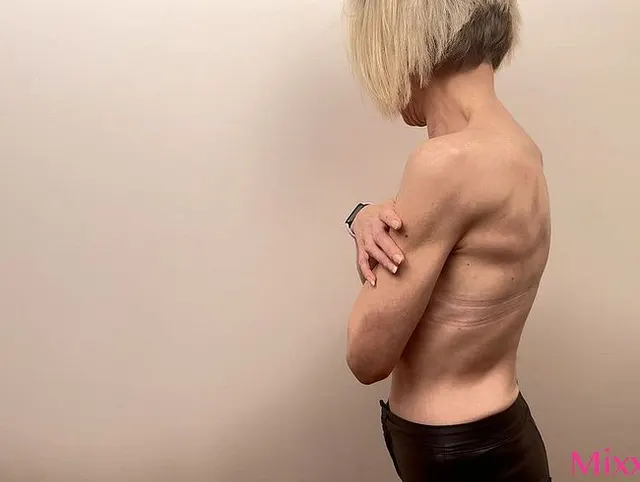 Oben ohne, ihre kleinen Brüste sind zu sehen, während sie einen guten Blowjob gibt.