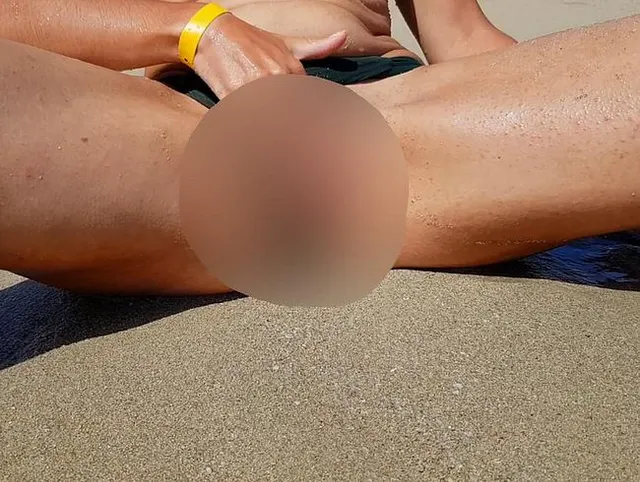 viele Gefühle beim Masturbieren am Strand