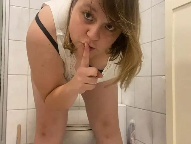 Heimlich auf Toilette masturbieren